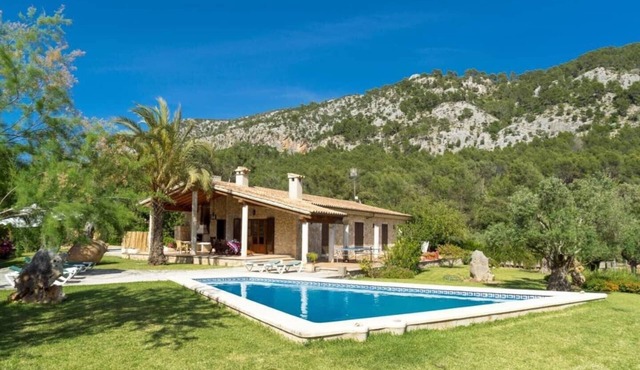 Finca Villa Cadell Petit with Mountain View, Pool & Wi-Fi in Sa Pobla