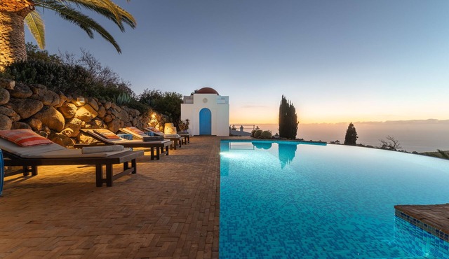 Finca Villa Botánico with Sea View, Pool & Wi-Fi