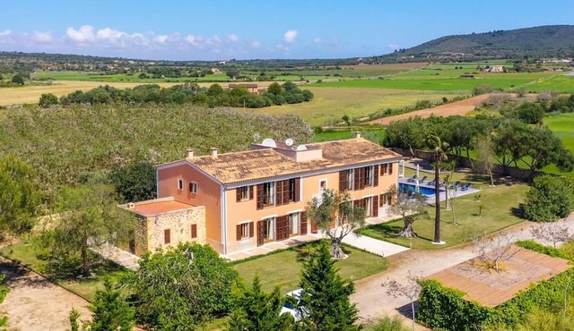 Finca with 6 suites, pool & privacy