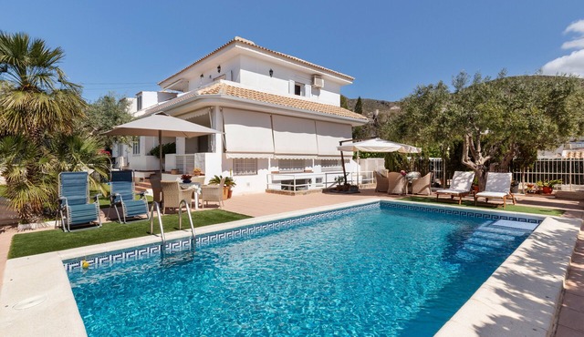 First-Floor Apartment in Villa with Pool (Near the Beach)