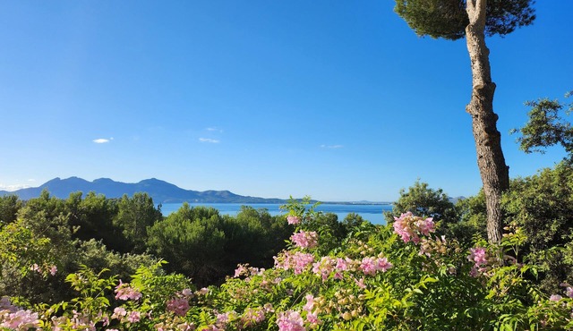 Formentor La Closerie 2 to 4 persons. Panoramic sea view, beach access on foot.