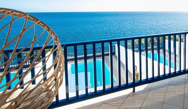 FRONTLINE VILLA 25, Modern Coastal Design with Amazing Views