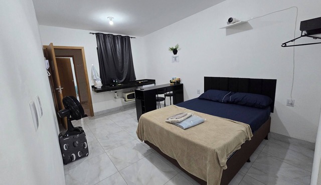 Fully equipped apartment with air conditioning, linens, laundry facilities, and a grocery store. in Aparecida de Goiânia