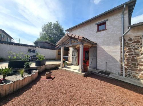 Gîte authentique avec spa et terrasse dans une grange rénovée in Notre-Dame-de-Boisset
