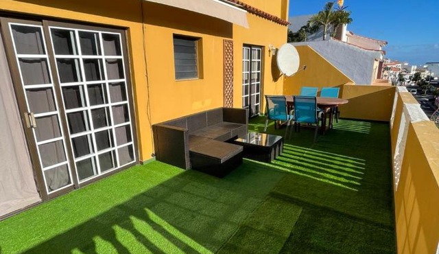 Große Terrasse mit Esstisch, Markise. Einfach