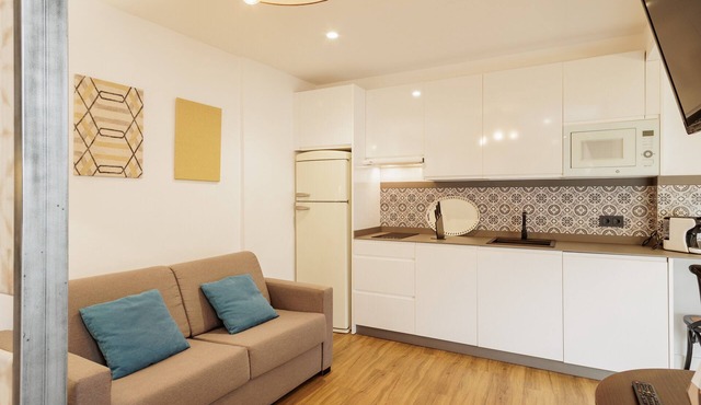 Guadalquivir Apartment: Seville Center, Private Balcony & Pool