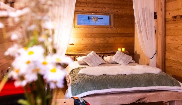 Guest Room “La Cabane et Spa Chez Jules” with Private Space and Wi-Fi in Vellerot-lès-Vercel