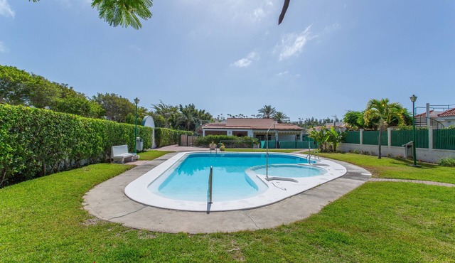 Holiday Home “La Casa Blanca” with Shared Pool, Wi-Fi, and Air Conditioning