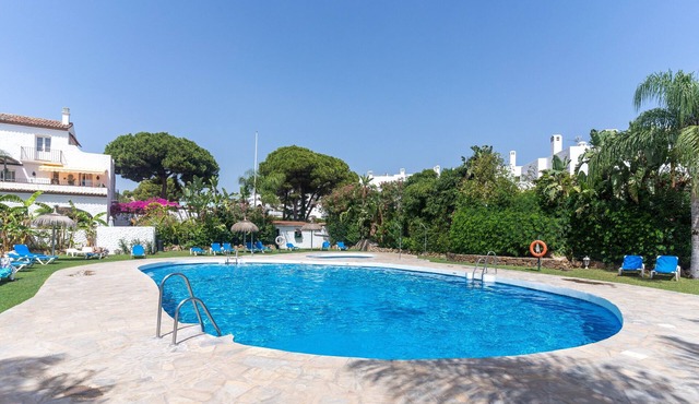 Holiday Apartment '7A Allyson' with Pool, Private Garden & Wi-Fi