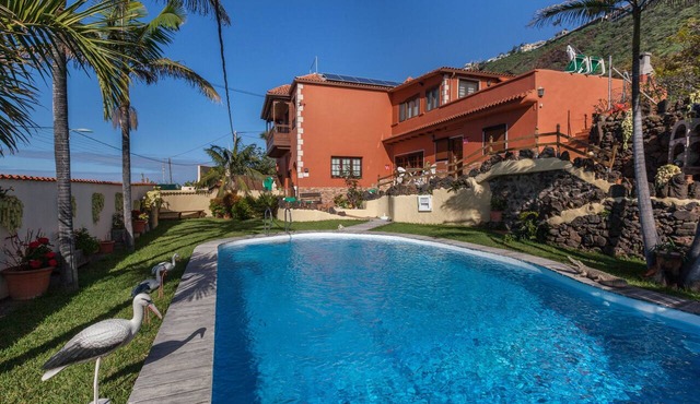 Holiday Apartment 'Casa Victor - Apartment 3' with Sea Views, Pool, and Wi-Fi