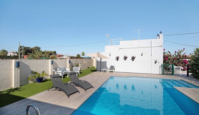 Holiday Home 'Beautiful Traditional House' with Private Pool, Wi-Fi and Air Conditioning