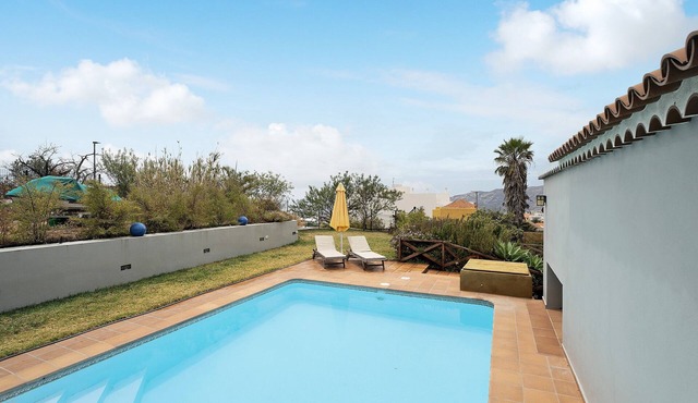 Holiday Home "Casa La Plaza" with Mountain Views, Private Pool and Wi-Fi