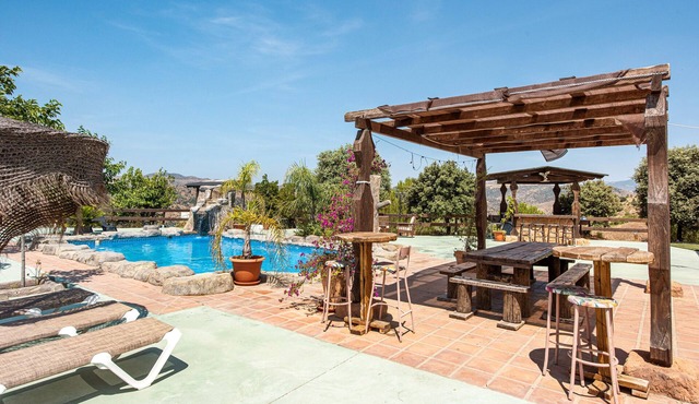 Holiday Home 'El Desafío De Las Águilas' with Lake View, Wi-Fi and Air Conditioning