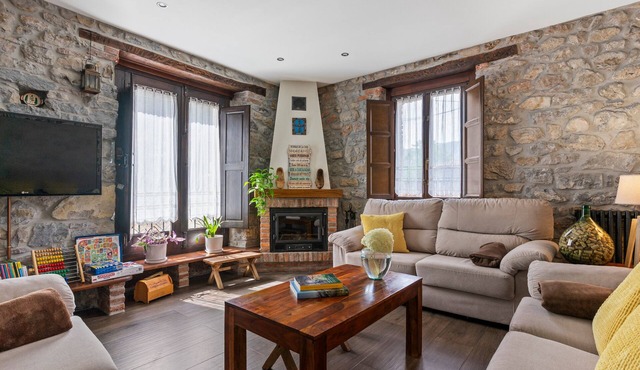 Holiday Home 'El Reinazu' with Mountain Views, Private Terrace and Wi-Fi