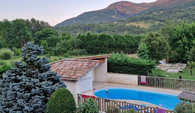 Holiday Home 'Gîte Le Devant De La Chaux' with Shared Pool, Private Terrace and Wi-Fi in Pontaix