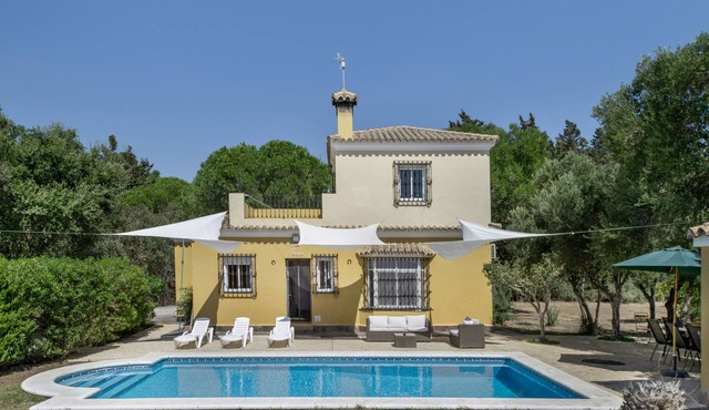 Holiday Home 'Independiete Con Piscina' with Mountain View, Wi-Fi and Air Conditioning in Cádiz