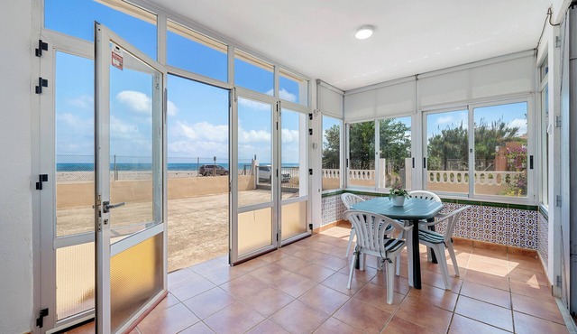 Holiday Home 'Planta Baja La Malvarrosa' with Sea View, Private Terrace and Wi-Fi