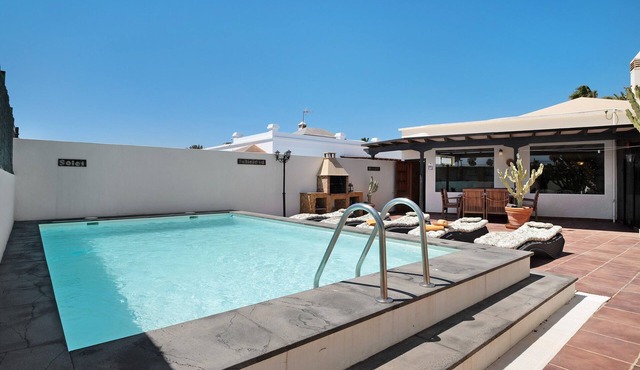 Holiday Home "Villa Mar" close to the Beach with Sea View, Pool & Wi-Fi