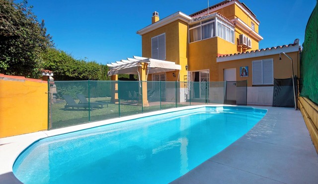 Home2Book Spacious Family Villa with Pool, Sevilla