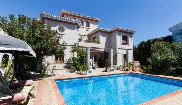 Homerez - Villa for 12 ppl. with swimming-pool, garden and terrace at Padul