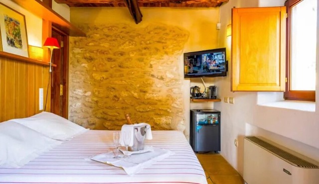 Hotel In San Rafael With Air Conditioner, Smoking, Breakfast