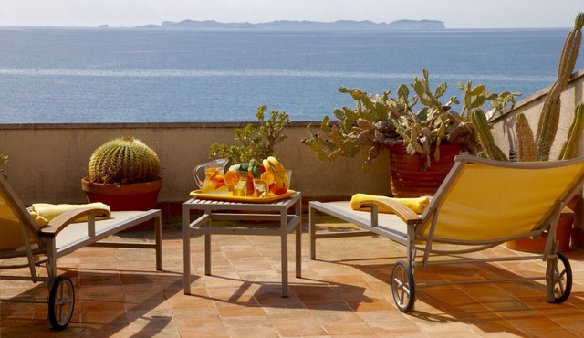 House with Sea view , terrace, Wifi, spacious and bright