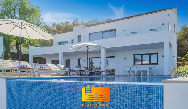 Imressive villa w/heated infinity pool w/sea views hosts 10: Happyplace Málaga