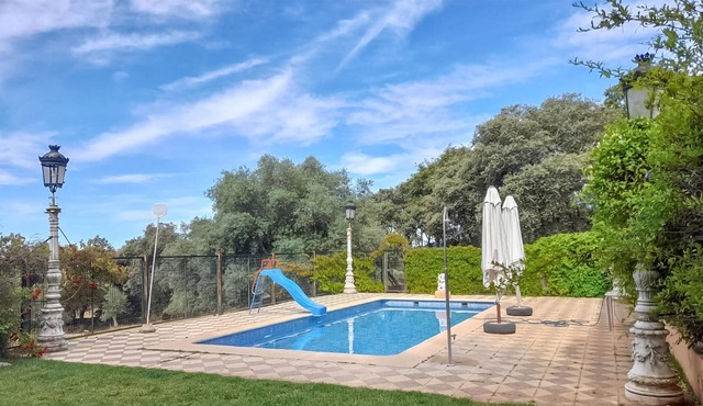 In the midst of beautiful Andalusian nature, this authentic vacation home with swimming pool welcome