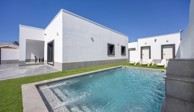 Infinity 2 Holiday Home with Private Pool, Wi-Fi, and Air Conditioning