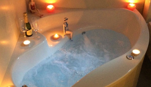 Jacuzzi apartment in city center - with champaign