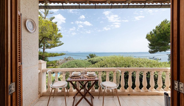LA CASA DEL FAR - Wonderful semi-detached house facing the sea in Alcanada. Free WiFi.