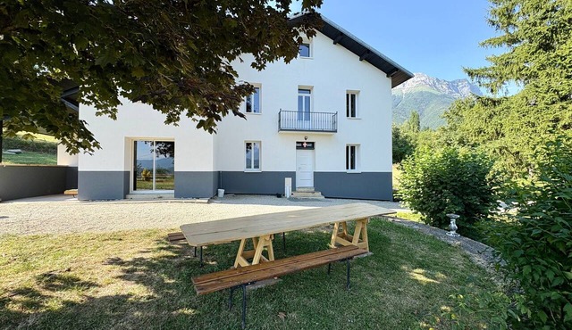 La Pallud Holiday Home: Mountain View, Wi-Fi, Air Conditioning in Saint-Jean-de-la-Porte