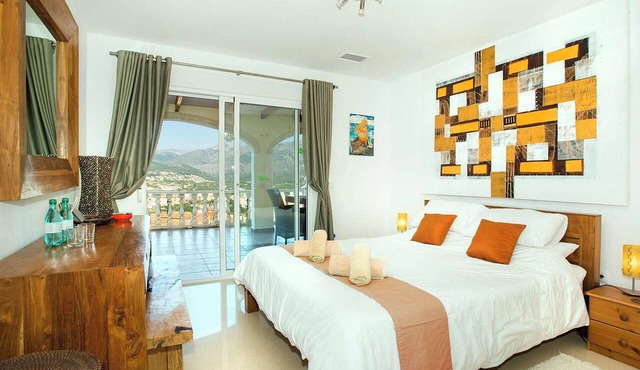Large contemporary villa with outstanding mountain views