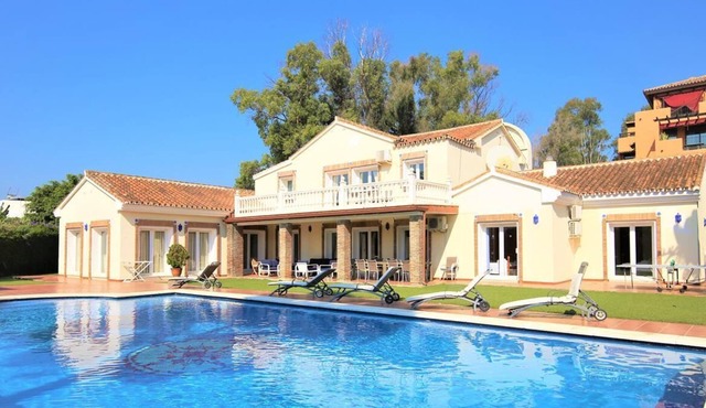 Large family villa with pool, jacuzzi and Wifi, Close to beach, town centre, bars and restaurants