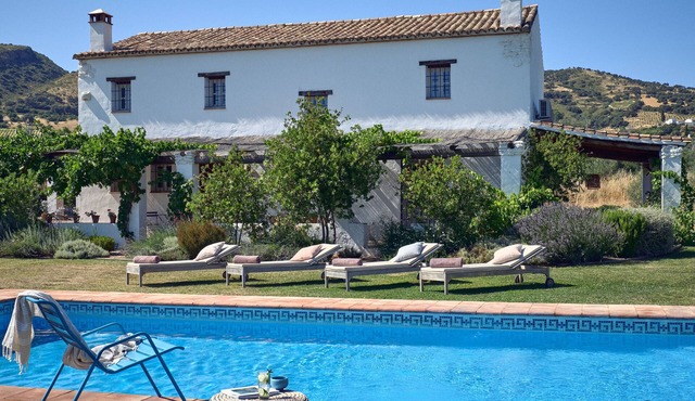 Last week of summer hols! Modern interior, private villa with pool, Ronda 5km