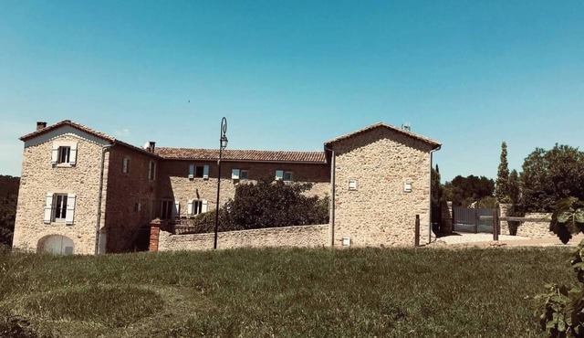 Le mas du figuier at the foot of the medieval city in Vézénobres