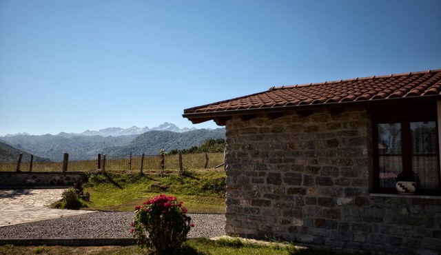 Les Xanes: El Trasgu - mountain views, terrace, and Wi-Fi