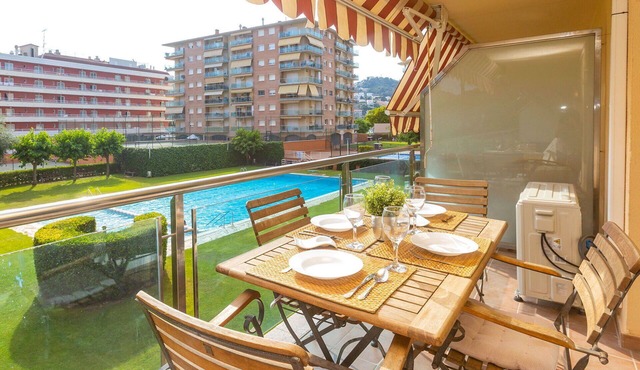 Lovely apartment for 6 guests with WIFI, A/C, pool, TV, balcony and pets allowed