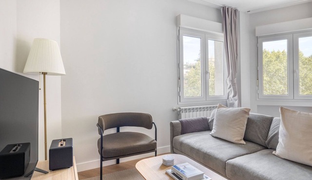 Luxe Castellana 2BR w/Doorman, nr Restaurants, by Blueground in Madrid