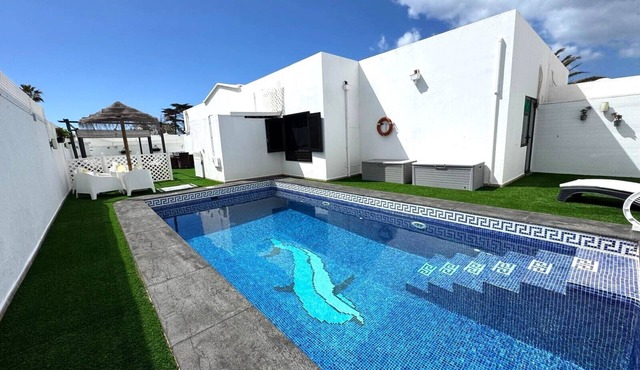 Luxury 4 bed/3 bath villa with gated pool - close to the beach, Costa Teguise