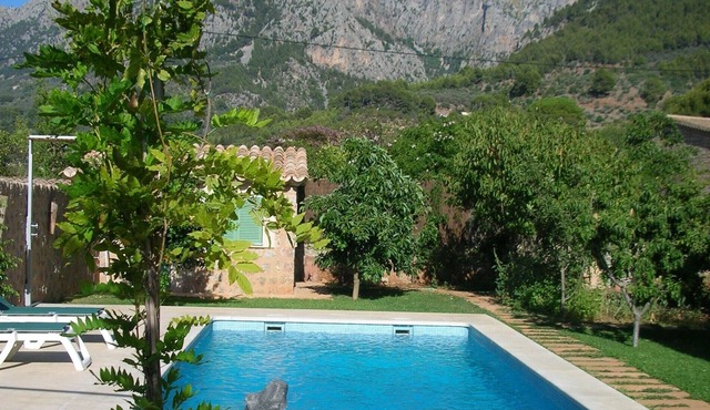 Luxury Cottage,Pool, Views,Orchard,Walk to Town,Satelite,WiFi Air/Con