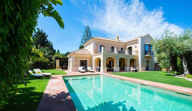 Luxury six bedroom beachside villa