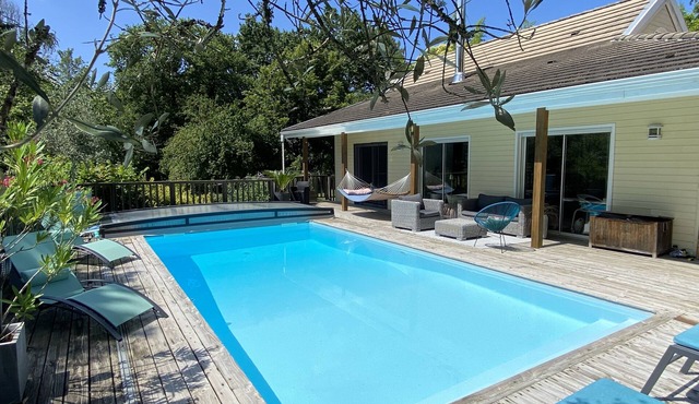 Magnificent vacation villa with swimming pool, jacuzzi and pétanque court in Quinsac