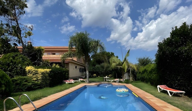 Magnificent villa in Santa Susanna, 100m from the beach, with pool and privacy