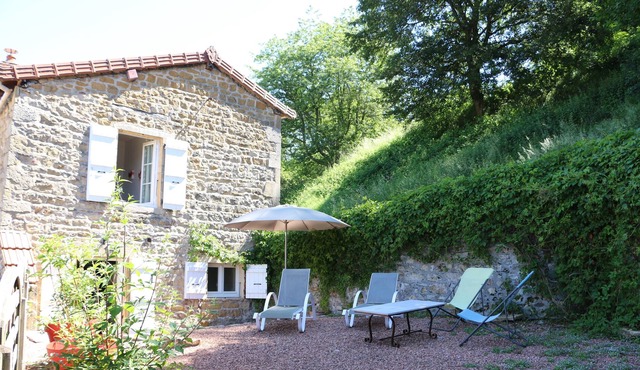Maison de Village Dans un Écrin de Verdure in Châteauneuf