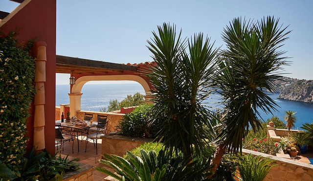 Mediterranean accomm. on Mallorca with private terrace and sea view (Villa SIKA)