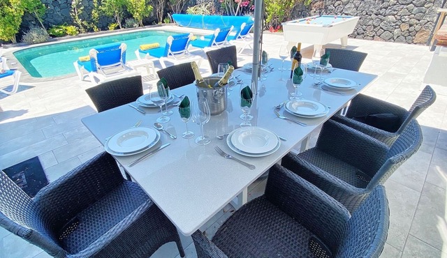 Modern 4 bedroom villa, WIFI, pool table Air /Con and darts