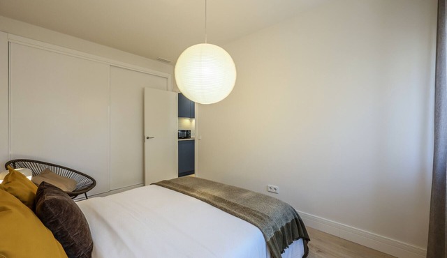 Modern apartment near the Royal Palace 03