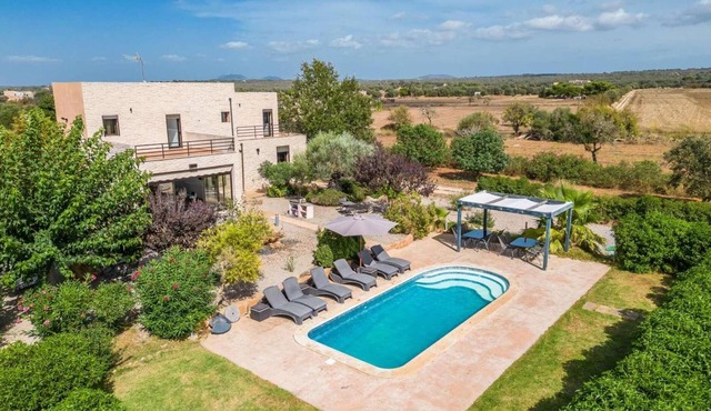 Modern & chic family-friendly finca