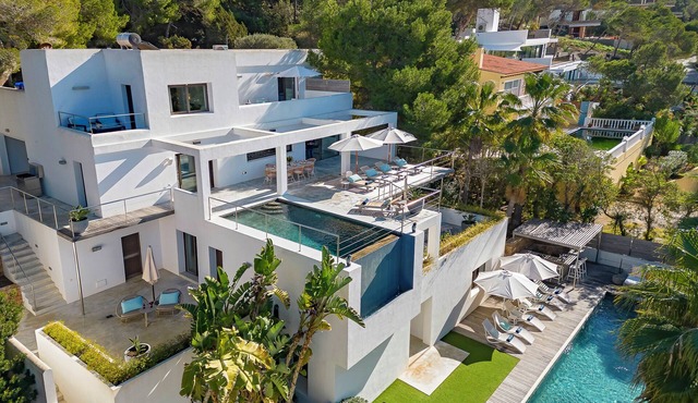 Modern Villa with Seaviews Sleeps 14